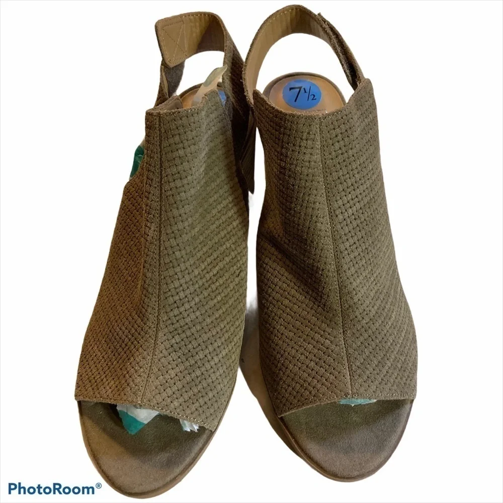 NEW Franco Sarto sz 7,5 Helix olive suede peeptoe